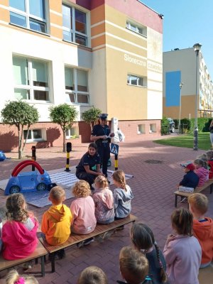 policjanci z wizyta u przedszkolaków