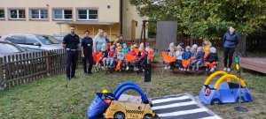 policjanci WRD z dziećmi na spotkaniu w przedszkolu.