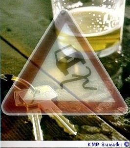 szklanka z piwem na tle znaku drogowego