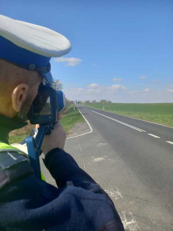 policjanci kontrolujący prędkość kierujących którzy przekraczają dozwolone prędkości.
