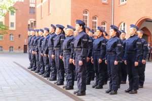 Grupa umundurowanych policjantów podczas ślubowania na placu KWP w Szczecinie