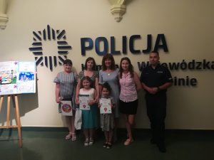 finał konkursu bezpieczny przedszkolak w KWP w Szczecinie. Dzieci odbierają nagrody