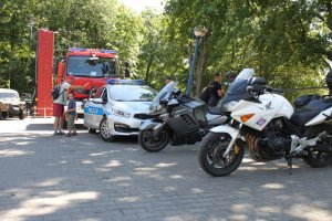 policyjny radiowóz oraz dwa motocykle