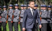 prezydent Andrzej Duda. W tle policjanci z kompanii honorowej