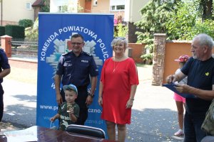 Starosta Choszczeński oraz Zastępca Komendanta Powiatowego Policji w Choszcznie wręczają nagrody uczestnikom zawodów