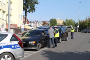Policjanci wykonują czynności służbowe wobec kierujących, którzy zaparkowali na powierzchni wyłączonej