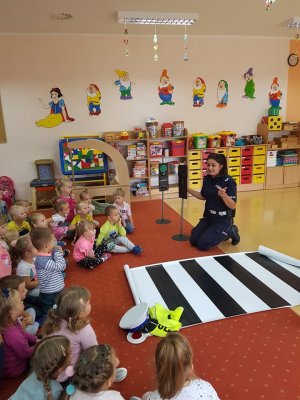 policjantka przeprowadza spotkanie z dziećmi w przedszkolu