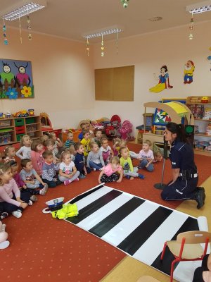 policjantka przeprowadza spotkanie z dziećmi w przedszkolu