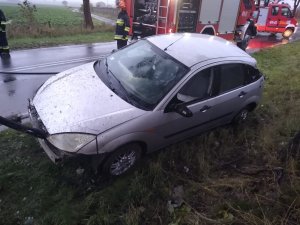 pojazd marki ford focus koloru srebrnego uszkodzony w wyniku kolizji