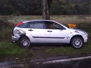 pojazd marki ford focus koloru srebrnego uszkodzony w wyniku kolizji