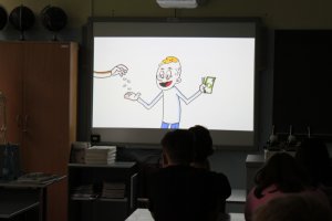 policjant prezentuje uczniom film dotyczący narkotyków