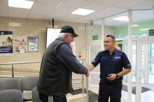 Policjant rozmawia z seniorem w inspektoracie ZUS w Choszcznie