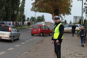 policjant pilnuje zasad ruchu drogowego na zatoczce autobusowej