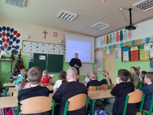 policjant prowadzi lekcję w klasie  z uczniami