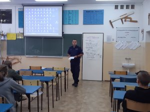 Policjant prowadzący pogadankę z uczniami w klasie