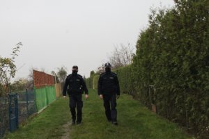 Policjanci na ogrodach działkowych