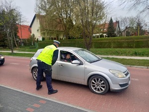 policjanci kontrolujący samochody