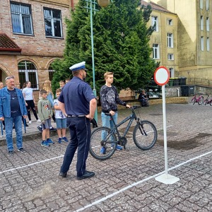 policjant przed Szkołą podstawową w Reczu, egzamin na kartę rowerową.
