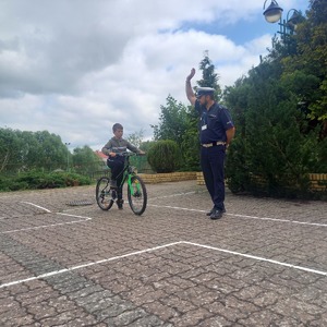 policjant przed Szkołą podstawową w Reczu, egzamin na kartę rowerową.
