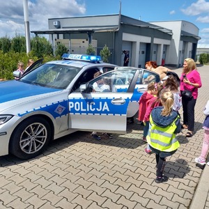 grupa przedszkolaków w budynku Komendy Powiatowej Policji w Choszcznie