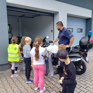 grupa przedszkolaków w budynku Komendy Powiatowej Policji w Choszcznie