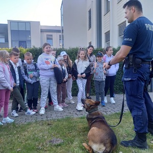 dzieci ze szkoły podstawowej w Zaęcinie odwiedzały KPP w Choszcznie.