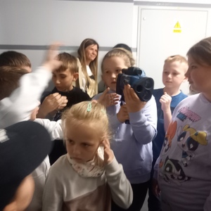 dzieci ze szkoły podstawowej w Zaęcinie odwiedzały KPP w Choszcznie.