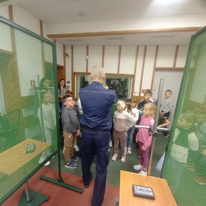dzieci ze szkoły podstawowej w Zaęcinie odwiedzały KPP w Choszcznie.