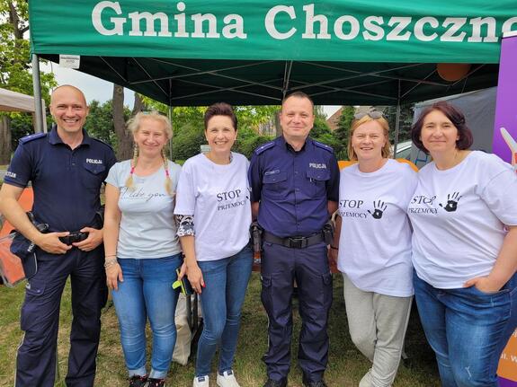 Policjanci  rozmawiają z uczestnikami festynu.