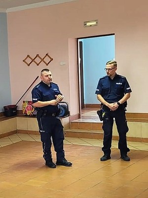 Policjanci z PP w Pełczycach podczas rozmowy z seniorami.