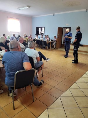 Policjanci z PP w Pełczycach podczas rozmowy z seniorami.