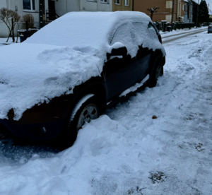 Zdjęcie samochodu pokrytego śniegiem