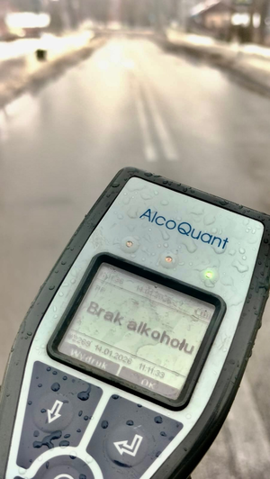 Zdjęcie przedstawiające urządzenie do pomiaru zawartości alkoholu w wydychanym powietrzu