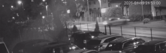 Zdjęcie przedstawiające fragment video skrajnie nieodpowiedzialnego zachowania kierowcy samochodu osobowego