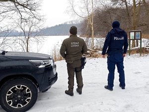 Policjant wraz z funkcjonariuszem straży leśnej