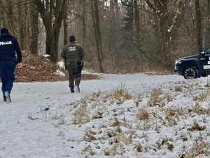 Policjant wraz z funkcjonariuszem straży leśnej