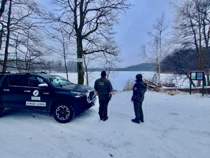 Funkcjonariusz straży leśnej oraz straży rybackiej