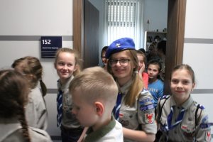 grupa harcerzy zwiedza budynek komendy