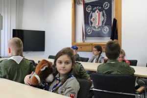 harcerze siedzą w sali odpraw choszczeńskiej komendy