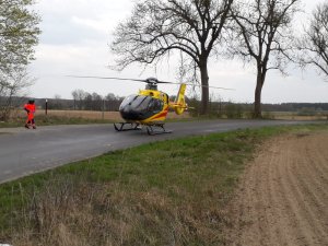 droga na której wylądował helikopter lotniczego pogotowia ratunkowego koloru żółtego